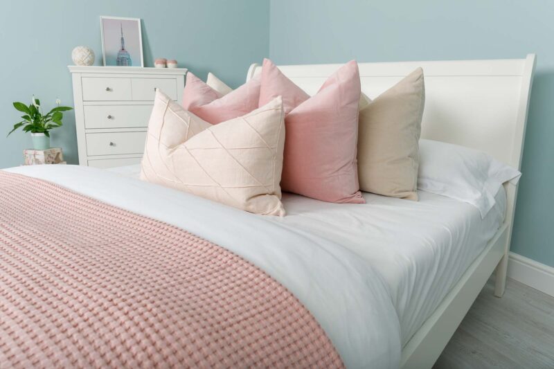 Marieno Soft White Solid Wood Sleigh Bed Frame – 4ft6 Double, B Grade - Image 10